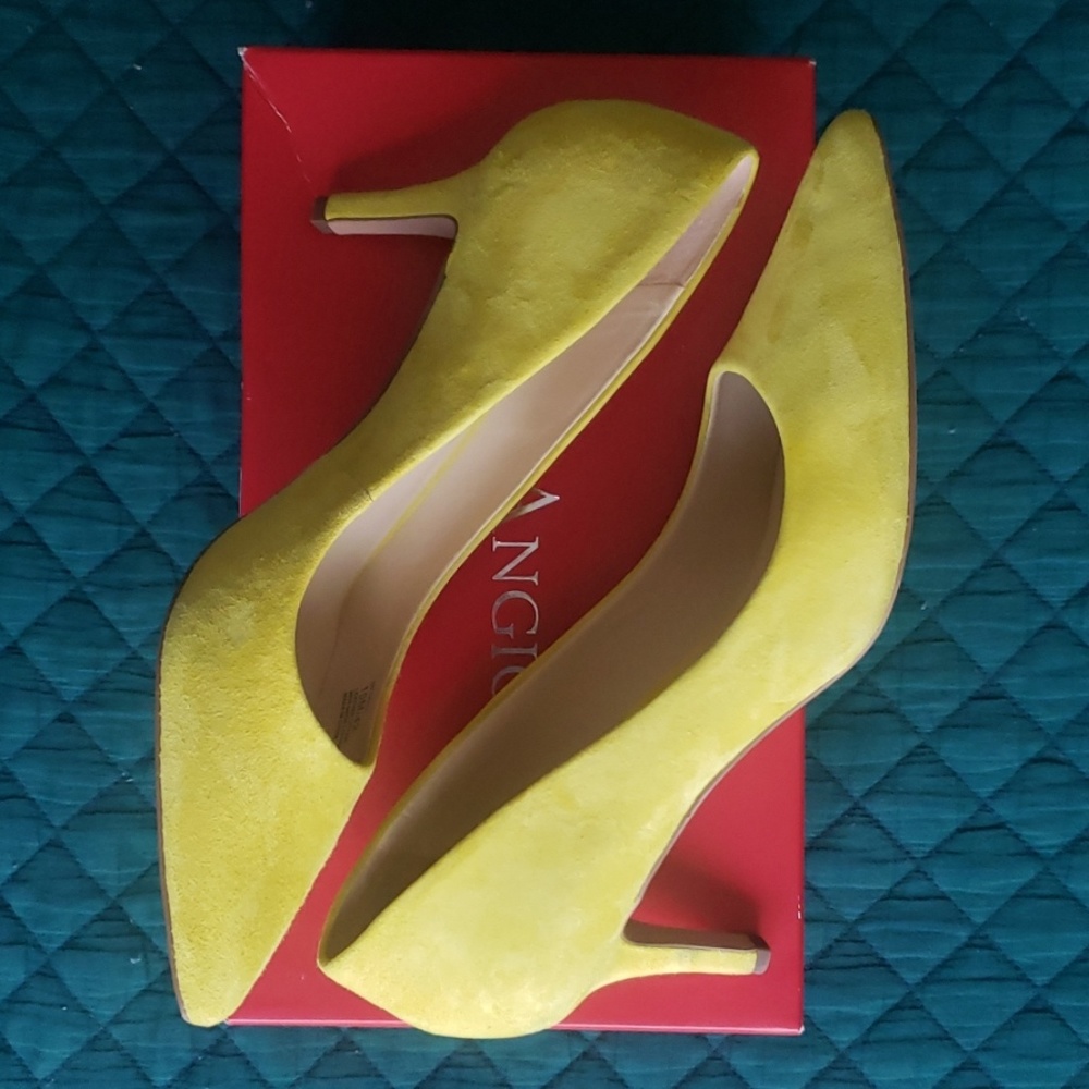 SIZE 10 ENZO ANGIOLINI SUEDE YELLOW PUMPS